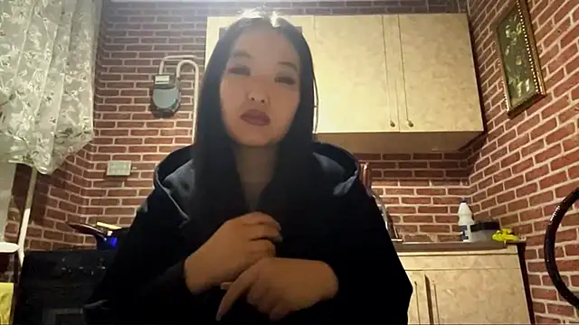 EmmaLeexth online show from November 16, 2025, 1:28 pm