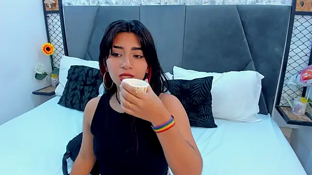 KENDRAOWEN online show from October 1, 2025, 8:04 pm