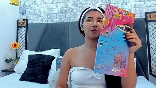 KENDRAOWEN online show from October 17, 2025, 9:06 pm