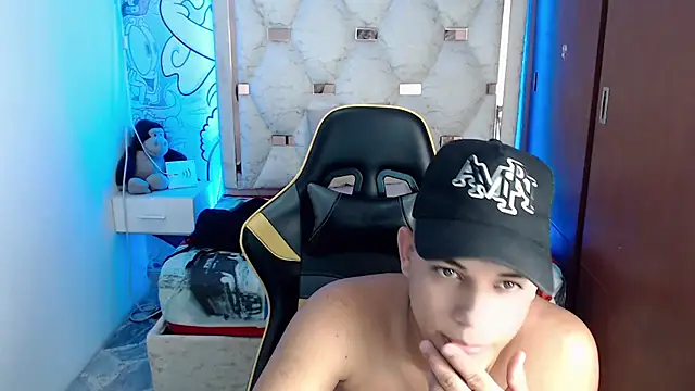 Skylerr  online show from September 17, 2025, 6:42 pm
