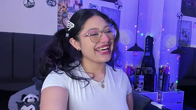 Snapshot of SabrinaV_ chatting on August 6, 2026, 11:23 am SabrinaV online show from August 6, 2026, 11:23 am