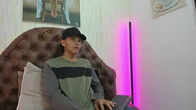 noah blake0 online show from September 18, 2025, 2:13 am