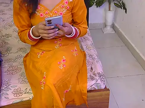 Lovelyy-couple online show from November 19, 2025, 12:27 pm