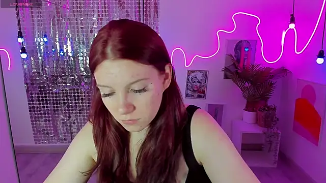 Layla Glam online show from October 17, 2025, 1:25 pm