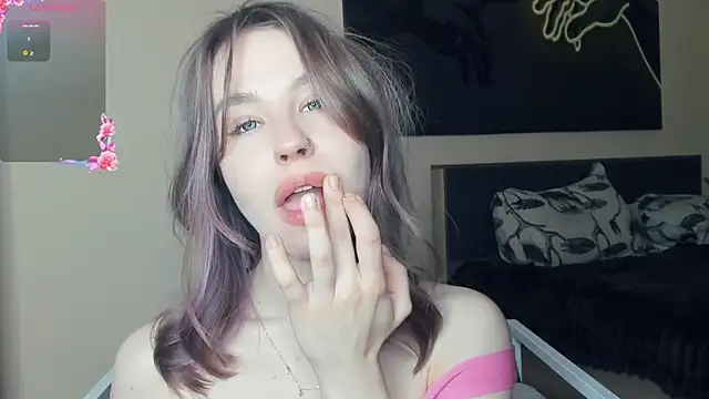 MaliaBourraine online show from June 19, 2026, 8:07 am