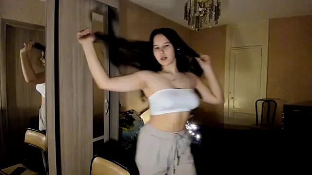 MandaDestiche online show from October 9, 2025, 8:07 pm