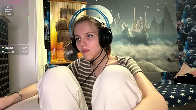 Elira Breeze online show from November 27, 2025, 1:24 pm