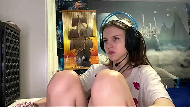 Elira Breeze online show from December 3, 2025, 12:47 pm