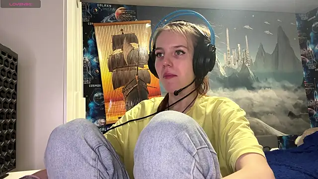 Elira Breeze online show from December 19, 2025, 3:19 pm