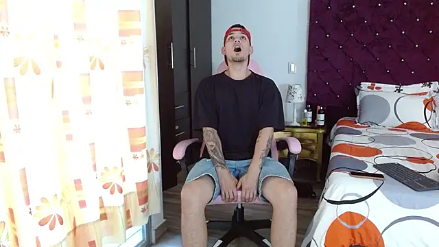 Snapshot of BooyHott_ chatting on October 24, 2025, 7:32 pm BooyHott online show from October 24, 2025, 7:32 pm