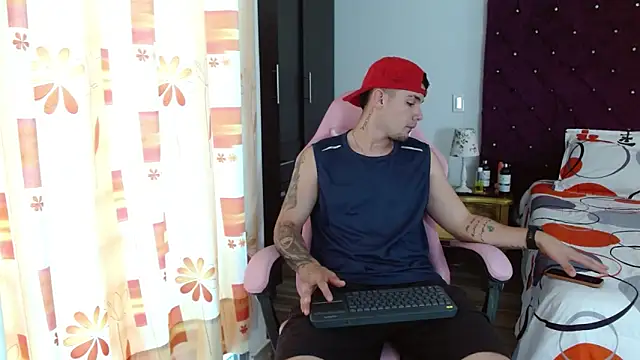 Snapshot of BooyHott_ chatting on October 25, 2025, 7:19 pm BooyHott online show from October 25, 2025, 7:19 pm