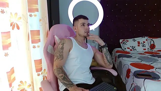 Snapshot of BooyHott_ chatting on October 31, 2025, 6:53 pm BooyHott online show from October 31, 2025, 6:53 pm