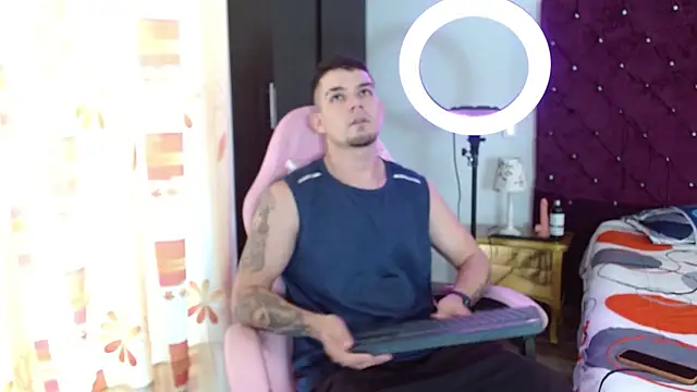 Snapshot of BooyHott_ chatting on November 1, 2025, 6:54 pm BooyHott online show from November 1, 2025, 6:54 pm