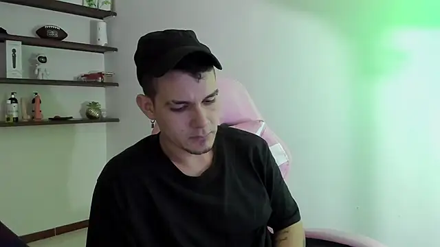 BooyHott  online show from December 17, 2025, 9:43 pm