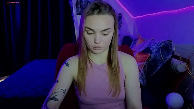 Snapshot of KitsyMoore chatting on October 28, 2025, 1:14 pm KitsyMoore online show from October 28, 2025, 1:14 pm