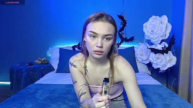 Snapshot of KitsyMoore chatting on November 6, 2025, 1:23 pm KitsyMoore online show from November 6, 2025, 1:23 pm