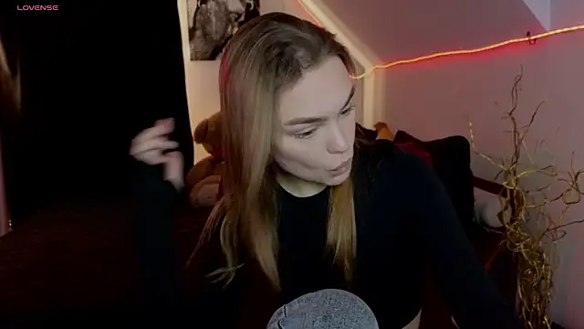 Snapshot of KitsyMoore chatting on November 7, 2025, 1:11 pm KitsyMoore online show from November 7, 2025, 1:11 pm