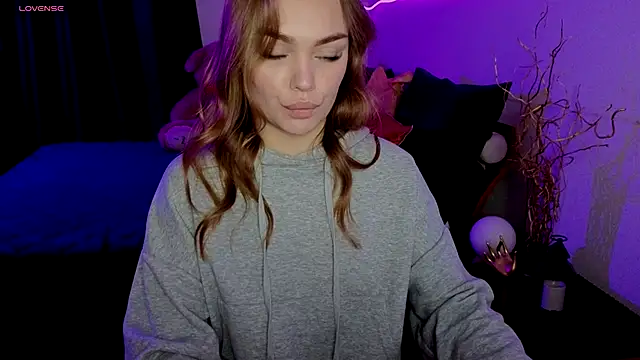 KitsyMoore online show from November 18, 2025, 2:43 pm