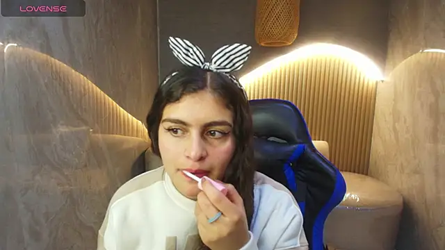 Snapshot of dany_r_ chatting on October 7, 2025, 1:19 pm dany r online show from October 7, 2025, 1:19 pm