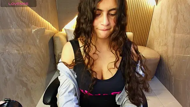 Snapshot of dany_r_ chatting on October 18, 2025, 1:23 pm dany r online show from October 18, 2025, 1:23 pm