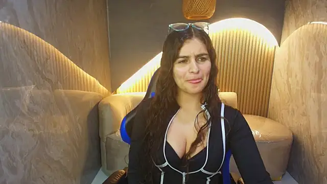 Snapshot of dany_r_ chatting on October 24, 2025, 1:07 pm dany r online show from October 24, 2025, 1:07 pm