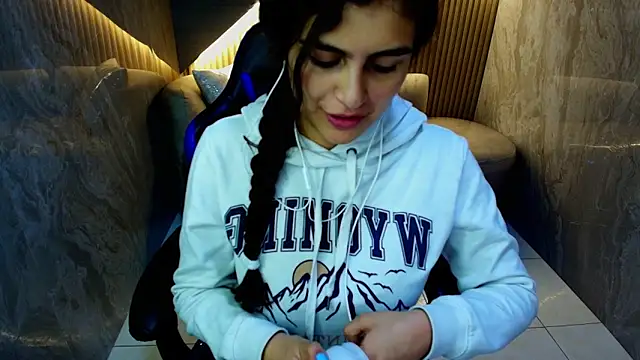 Snapshot of dany_r_ chatting on November 14, 2025, 1:21 pm dany r online show from November 14, 2025, 1:21 pm