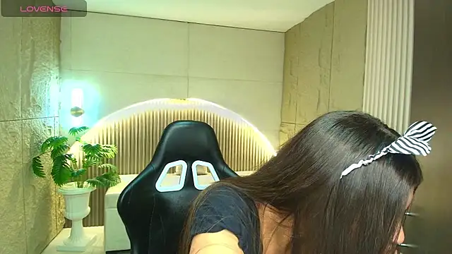 Snapshot of dany_r_ chatting on November 18, 2025, 2:43 pm dany r online show from November 18, 2025, 2:43 pm