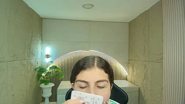 Snapshot of dany_r_ chatting on April 9, 2026, 12:32 pm dany r online show from April 9, 2026, 12:32 pm