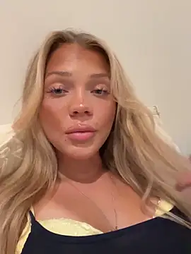 Bellablows online show from September 28, 2025, 8:47 pm