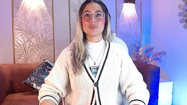 LunaaGrey  online show from October 4, 2025, 4:21 am