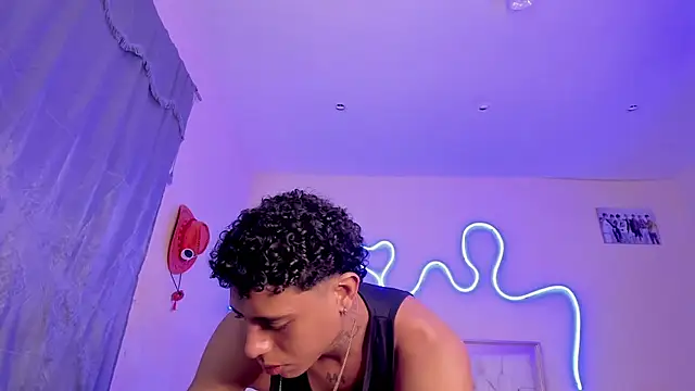 Snapshot of Glader31 chatting on October 28, 2025, 9:17 pm Glader31 online show from October 28, 2025, 9:17 pm