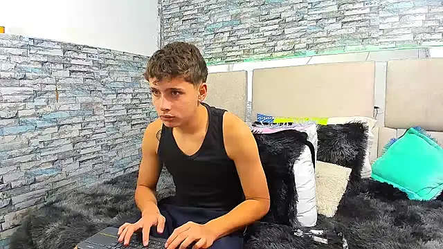 Snapshot of Julian_wolf18 chatting on September 23, 2025, 1:47 pm Julian wolf18 online show from September 23, 2025, 1:47 pm