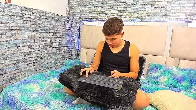 Snapshot of Julian_wolf18 chatting on October 2, 2025, 2:13 pm Julian wolf18 online show from October 2, 2025, 2:13 pm