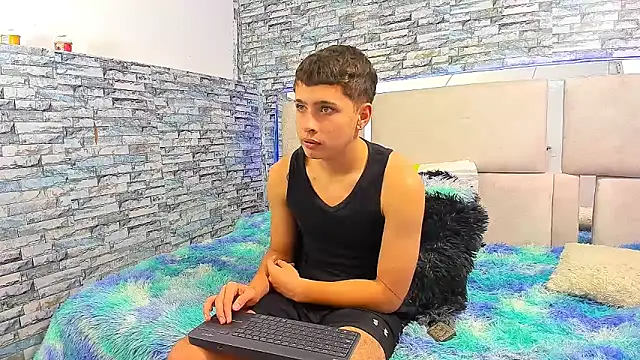 Snapshot of Julian_wolf18 chatting on October 16, 2025, 3:35 pm Julian wolf18 online show from October 16, 2025, 3:35 pm