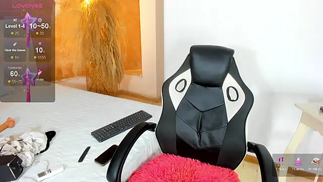 ZOE ROSE4 online show from October 7, 2025, 7:33 pm