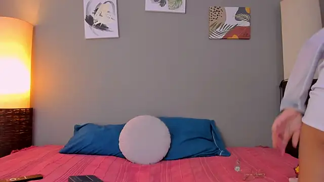 Snapshot of Rouse_Monroe chatting on October 7, 2025, 4:42 am Rouse Monroe online show from October 7, 2025, 4:42 am