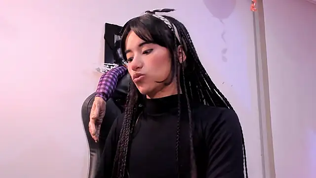 Snapshot of Rouse_Monroe chatting on October 21, 2025, 3:40 am Rouse Monroe online show from October 21, 2025, 3:40 am