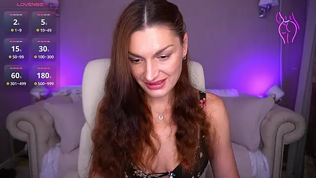 Snapshot of EllaGoldenn chatting on October 3, 2025, 8:39 pm EllaGoldenn online show from October 3, 2025, 8:39 pm