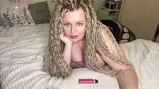 Snapshot of Nivika chatting on November 6, 2025, 8:21 pm Nivika online show from November 6, 2025, 8:21 pm