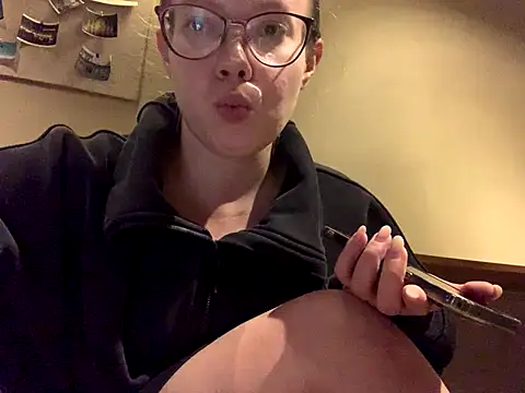 Snapshot of Stacyqq chatting on October 16, 2025, 1:34 pm Stacyqq online show from October 16, 2025, 1:34 pm