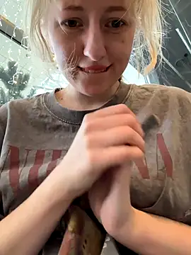 RonnieKiss online show from November 4, 2025, 6:34 am