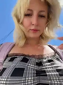 Snapshot of RonnieKiss chatting on June 4, 2026, 5:24 am RonnieKiss online show from June 4, 2026, 5:24 am