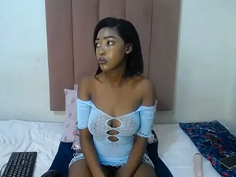 Snapshot of Latoyaxx12 chatting on September 19, 2025, 5:35 pm Latoyaxx12 online show from September 19, 2025, 5:35 pm