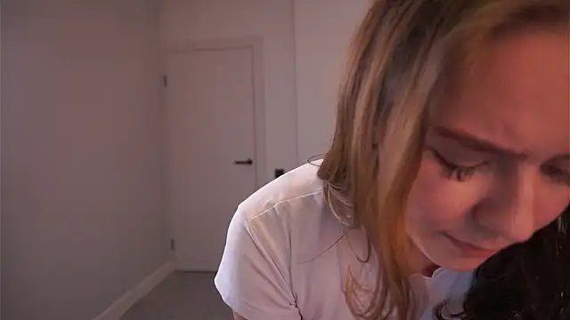 Snapshot of AdrianaCoenen chatting on September 23, 2025, 6:33 pm AdrianaCoenen online show from September 23, 2025, 6:33 pm