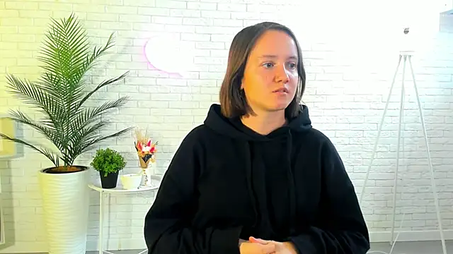 ToriSeagren online show from September 20, 2025, 11:44 am