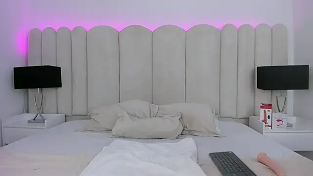 Snapshot of VanessaParis__ chatting on October 14, 2025, 9:15 pm VanessaParis online show from October 14, 2025, 9:15 pm