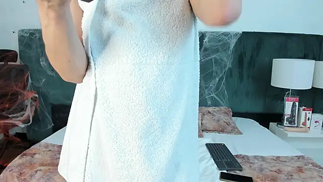 Snapshot of VanessaParis__ chatting on October 16, 2025, 8:43 pm VanessaParis online show from October 16, 2025, 8:43 pm