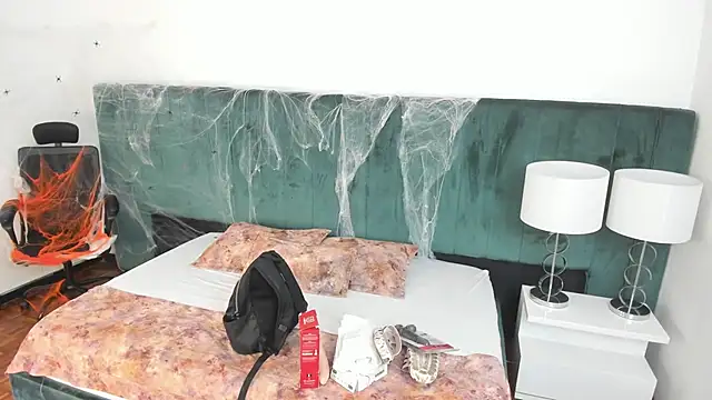 Snapshot of VanessaParis__ chatting on October 18, 2025, 8:42 pm VanessaParis online show from October 18, 2025, 8:42 pm