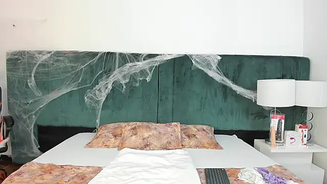 Snapshot of VanessaParis__ chatting on October 19, 2025, 9:26 pm VanessaParis online show from October 19, 2025, 9:26 pm