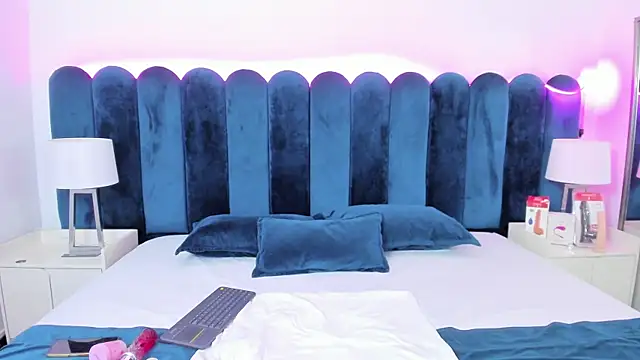 Snapshot of VanessaParis__ chatting on November 5, 2025, 9:26 pm VanessaParis online show from November 5, 2025, 9:26 pm